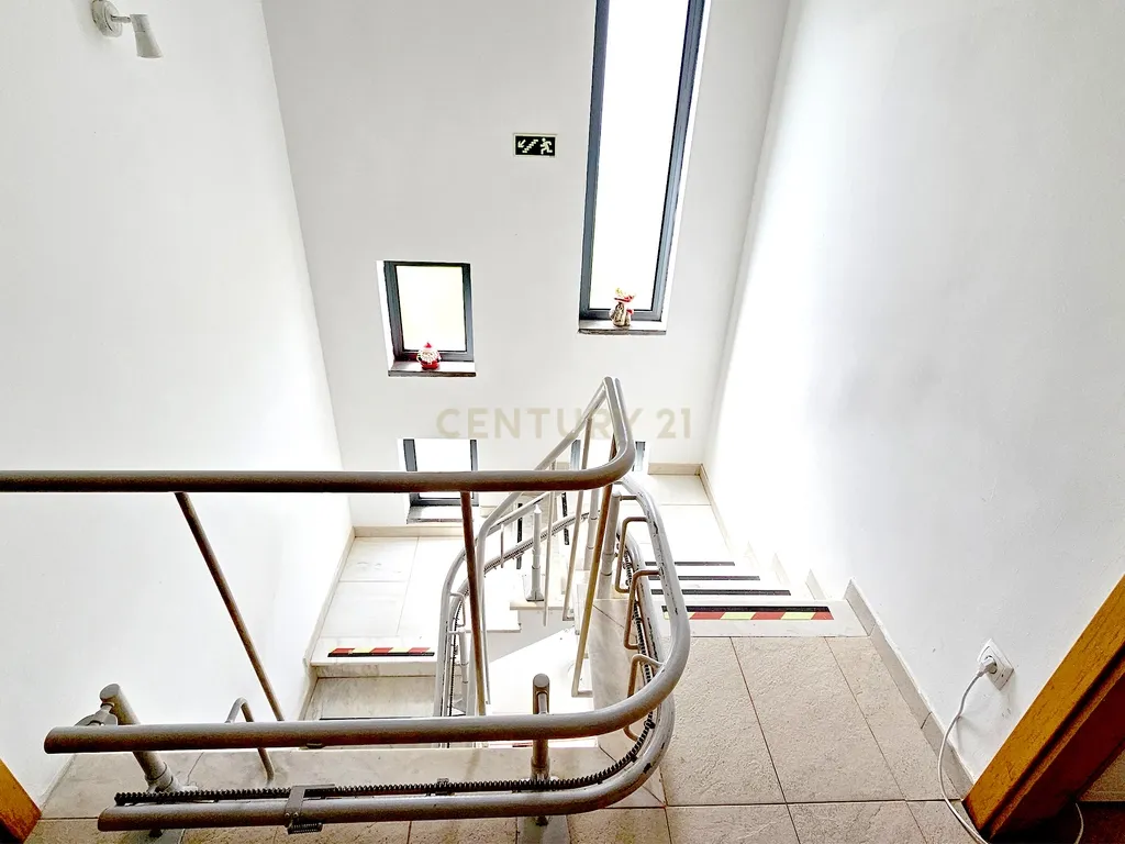Oportunidade Única! Moradia com Afetação a Serviços, a Funcionar como Lar de Idosos Licenciado em Porto Salvo, Oeiras - Moradia + Trespasse - Image 14